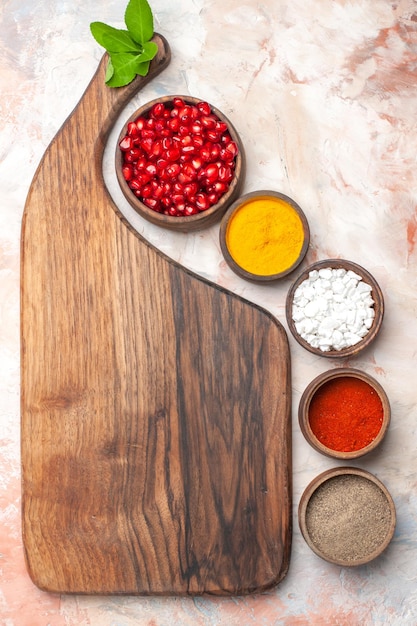 Zestaw przypraw i składników na blacie