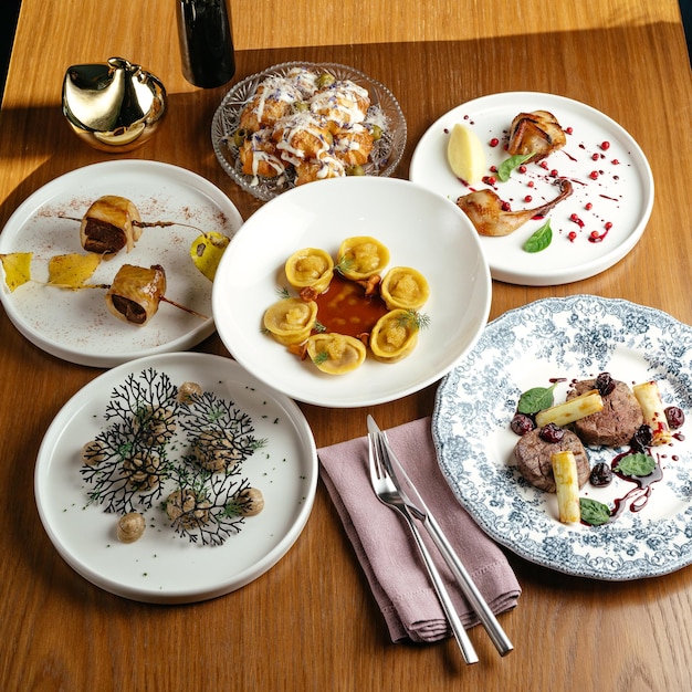 Kolacja na stole z kilkoma talerzami